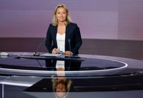 La journaliste Anne-Sophie Lapix sur le plateau du journal télévisé de 20H sur France 2, le 21 avril 2022 à Paris
