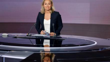 La journaliste Anne-Sophie Lapix sur le plateau du journal télévisé de 20H sur France 2, le 21 avril 2022 à Paris