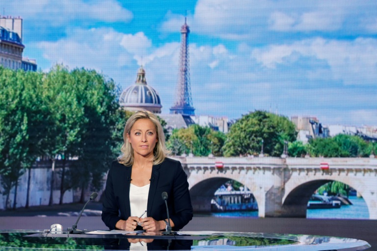 Anne-Sophie Lapix sur le plateau du journal de 20H00 France 2 le 21 avril 2022