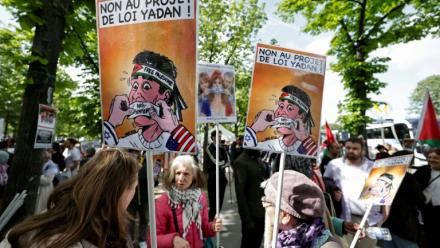 Manifestation contre la proposition de loi Yadan le 16 avril 2026 près de l'Assemblée nationale à Paris