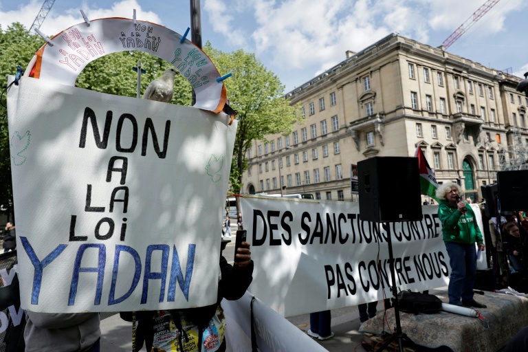 Manifestation contre la proposition de loi Yadan devant l'Assemblée nationale, le 16 avril 2026 à Paris