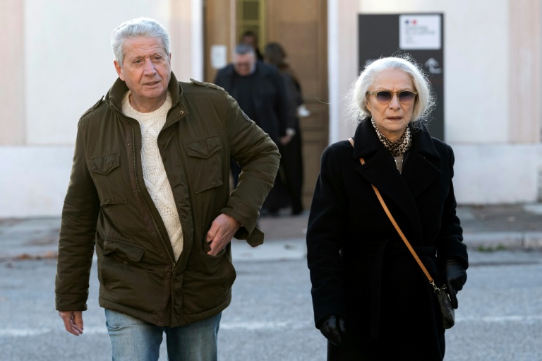 Jean Badache (à gauche) et Viviane Badache, propriétaires de la société de gestion de patrimoine Apollonia, arrivent au tribunal correctionnel de Marseille, le 15 janvier 2026 