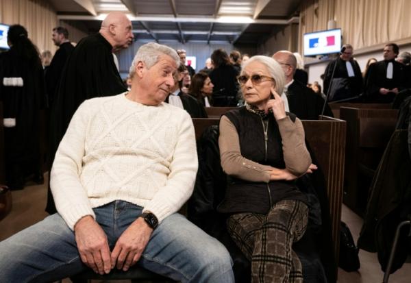 Jean Badache et son épouse Viviane, propriétaires de la société de gestion de patrimoine Apollonia, attendent le jugement du tribunal correctionnel de Marseille, le 15 janvier 2026