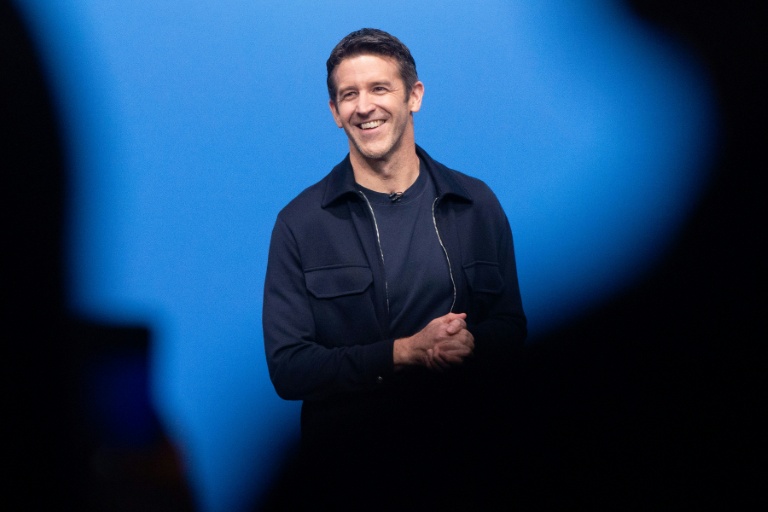 Le nouveau patron d'Apple, John Ternus, lors de sa première présentation de produits de la marque à la pomme comme patron du groupe américain, le 9 septembre 2026 au Steve Jobs Theater d'Apple Park, à Cupertino, en Californie