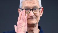 Le patron d'Apple Tim Cook essuie une larme lors de sa dernière conférence annuelle des développeurs à Cupertino, le 8 juin 2026