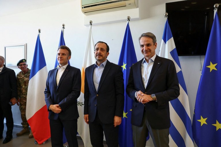 (g-d) Le président français Emmanuel Macron, son homologue chypriote Nikos Christodoulides et le Premier ministre grec Kyriakos Mitsotakis, lors d'une rencontre à Paphos, le 9 mars 2026 à Chypre