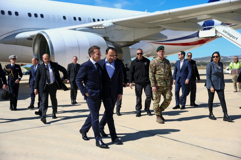 Le président français Emmanuel Macron (G) est accueilli par son homologue chypriote Nikos Christodoulides (D) à son arrivée à Paphos, à Chypre, le 9 mars 2026 