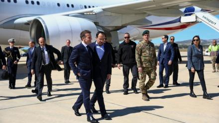 Le président français Emmanuel Macron (G) est accueilli par son homologue chypriote Nikos Christodoulides (D) à son arrivée à Paphos, à Chypre, le 9 mars 2026 