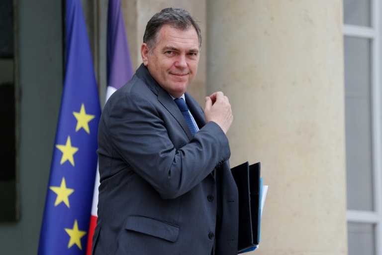Le ministre français des Transports, Philippe Tabarot, quitte le Palais de l'Elysée après une réunion, le 16 avril 2025