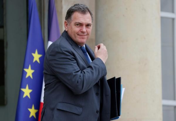 Le ministre français des Transports, Philippe Tabarot, quitte le Palais de l'Elysée après une réunion, le 16 avril 2025