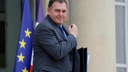 Le ministre français des Transports, Philippe Tabarot, quitte le Palais de l'Elysée après une réunion, le 16 avril 2025