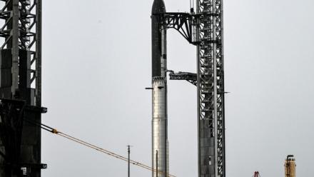 La nouvelle fusée Starship V3 de SpaceX , vue depuis South Padre Island, arrimée à la base spatiale Starbase lors du 12ᵉ vol d'essai, le 21 mai 2026 au Texas