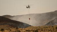 Un hélicoptère d'Infoca (le service andalou de lutte contre les incendies de forêt) largue de l'eau, près de Los Gallardos, dans le sud de l'Espagne, le 11 juillet 2026