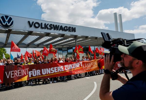 Des salariés de Volkswagen manifestent devant l'usine  de Zwickau le 9 juillet 2026