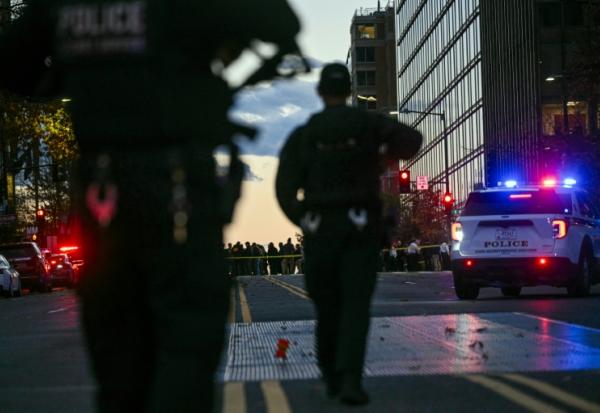 Des policiers sécurisent une zone après une attaque contre des militaires de la Garde nationale, le 26 novembre 2025 à Washington