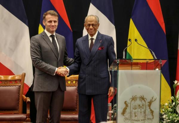 Le Premier ministre de l'île Maurice Navin Ramgoolam (à droite) serre la main du président français Emmanuel Macron (à gauche) lors d'une conférence de presse à Port-Louis, île Maurice, le 20 novembre 2025