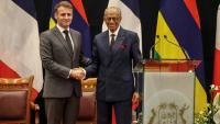 Le Premier ministre de l'île Maurice Navin Ramgoolam (à droite) serre la main du président français Emmanuel Macron (à gauche) lors d'une conférence de presse à Port-Louis, île Maurice, le 20 novembre 2025