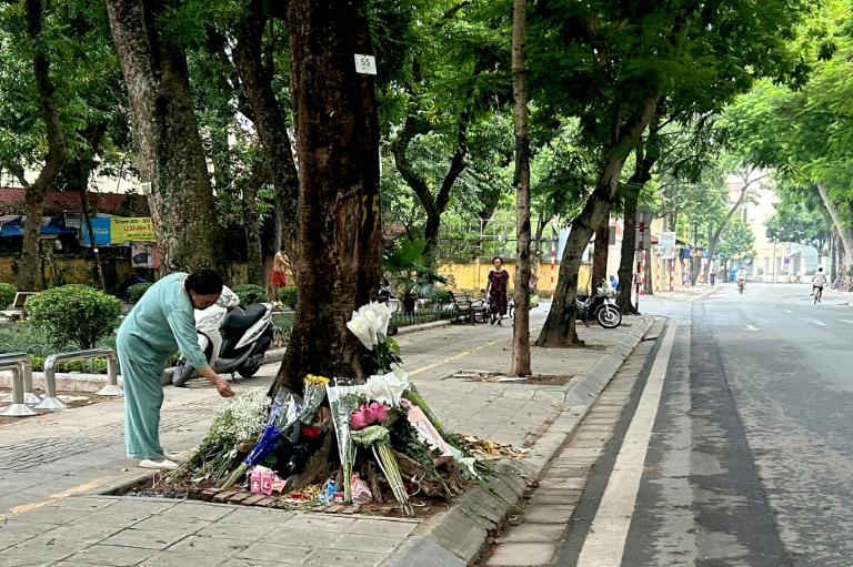 Des fleurs déposées sur les lieux où un haut responsable avait mortellement percuté une adolescente, le 15 août 2026 à Hanoï, au Vietnam