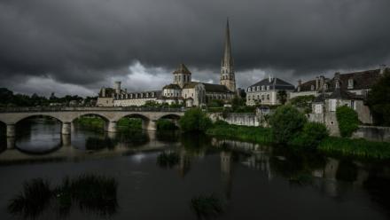 Classé par l'Unesco, le pont médiéval de Saint Savin sur la rivière Gartempe dans le département de la Vienne, photographié le 17 mai 2026, avait été construit pour relier Poitiers et Bourges.
