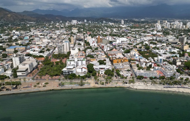 Vue aérienne de la ville colombienne de Santa Marta prise le 26 avril 2026 où se tient la conférence sur la sortie des énergies fossiles