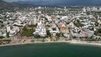 Vue aérienne de la ville colombienne de Santa Marta prise le 26 avril 2026 où se tient la conférence sur la sortie des énergies fossiles
