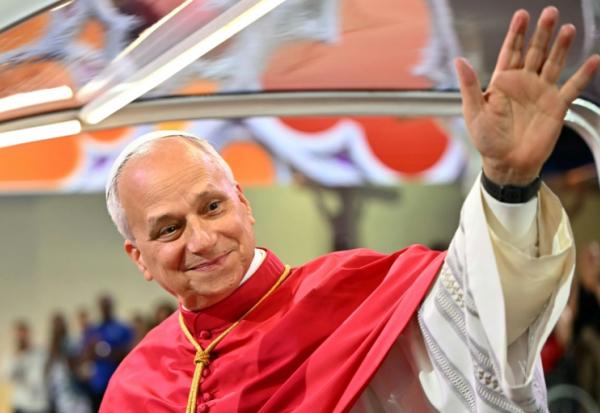 Le pape Léon XIV arrive au Stade de France dans sa papamobile le 25 septembre 2026 à Saint-Denis, près de Paris