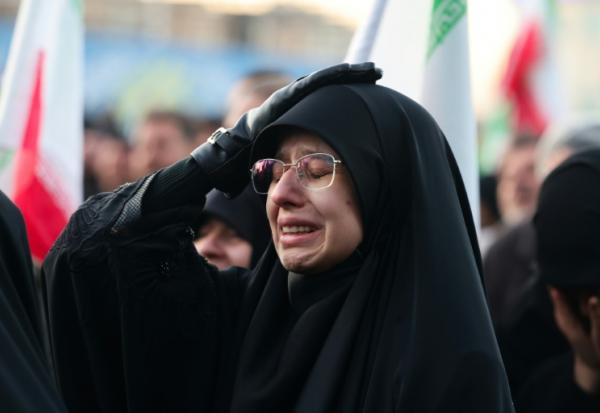 Une femme pleure la mort d'Ali Khamenei, sur une place de Téhéran le 1er mars 2026