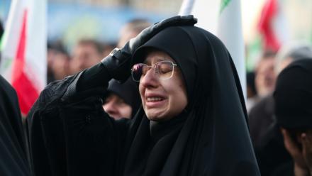 Une femme pleure la mort d'Ali Khamenei, sur une place de Téhéran le 1er mars 2026