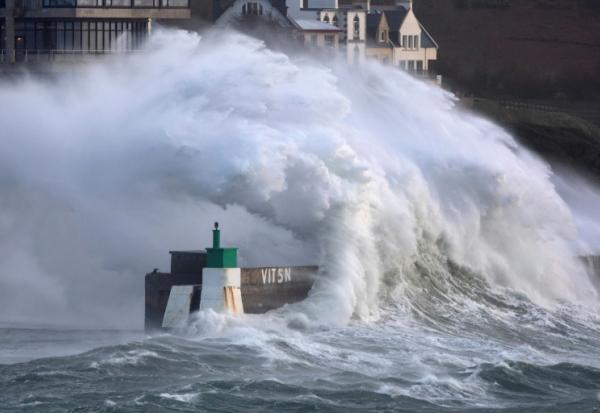Un vague géante frappe la jetée du port du Conquet, dans le Finistère, le 8 janvier 2026