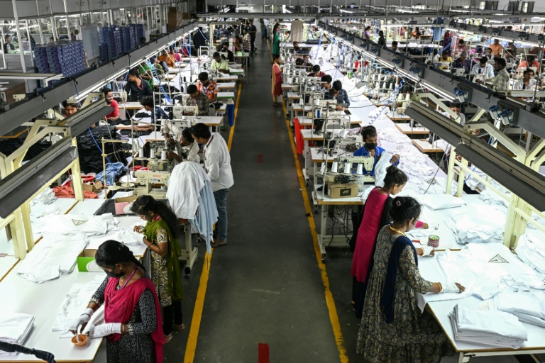 Des employés travaillent dans une usine de vêtements à Tiruppur, dans l'État du Tamil Nadu, dans le sud de l'Inde, le 23 septembre 2025