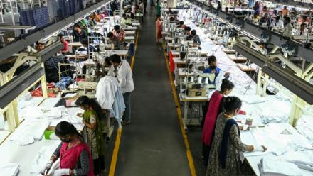Des employés travaillent dans une usine de vêtements à Tiruppur, dans l'État du Tamil Nadu, dans le sud de l'Inde, le 23 septembre 2025