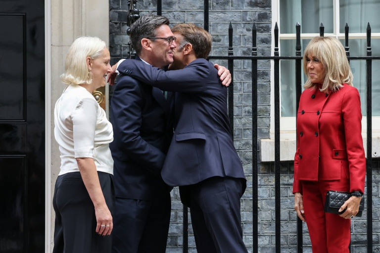 Emmanuel Macron et Andy Burnham s'embrassent devant le 10, Downing Street à Londres sous le regard de leurs épouses, le 3 septembre 2026
