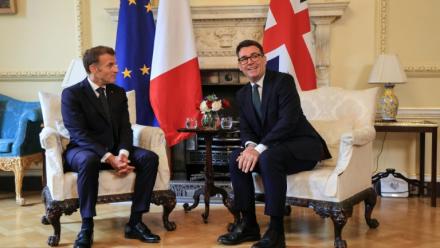 Le Premier ministre britannique Andy Burnham (D) rencontre le président français Emmanuel Macron (G) à lOndres le 3 septembre 2026