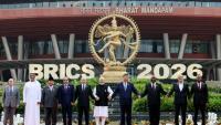 Photographie distribuée par l'agence d'Etat russe Sputnik montrant les dirigeants des pays membres des Brics posant pour la traditionelle photo de famille lors du 18e sommet des BRICS à New Delhi