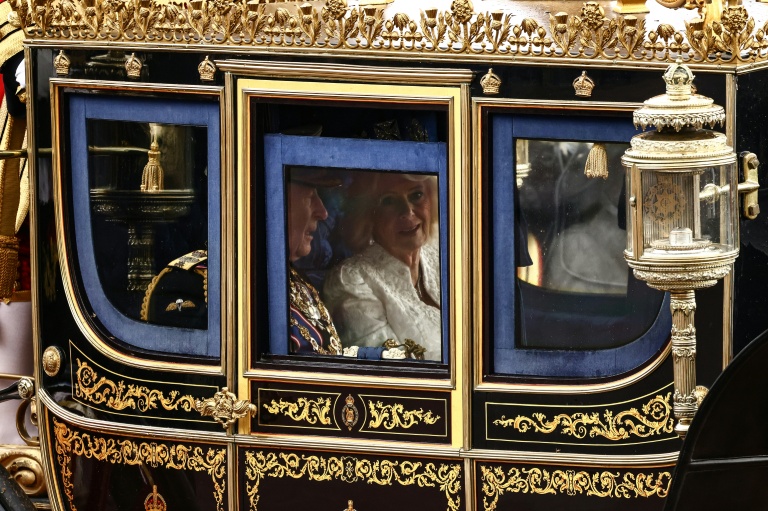 Le roi Charles III et la reine Camilla en route vers  Buckingham palace après le traditionnel discours du trône au Parlement, à Londres le 13 mai 2026