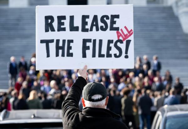 Un manifestant tient une pancarte appelant à la publication de tous les documents du dossier Epstein, à l'extérieur du Capitole de Washington, le 12 novembre 2025