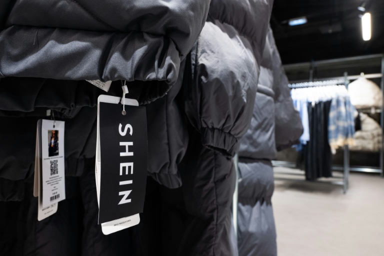 Le logo de Shein sur des vêtements au BHV à Paris le 4 novembre 2025