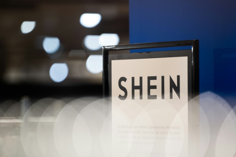 Le logo de Shein sur un panneau au BHV à Paris le 4 novembre 2025