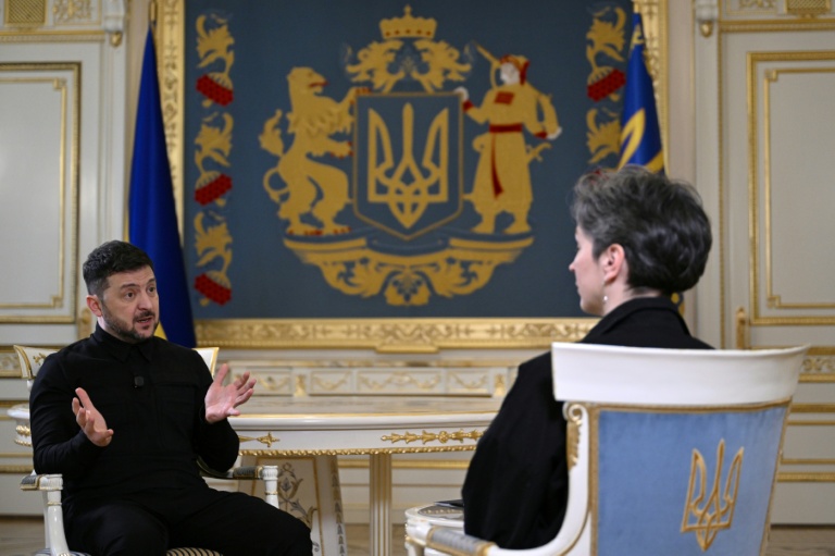 Le président ukrainien Volodymyr Zelensky répond aux questions d'une journaliste de l'AFP à Kiev, le 20 février 2026