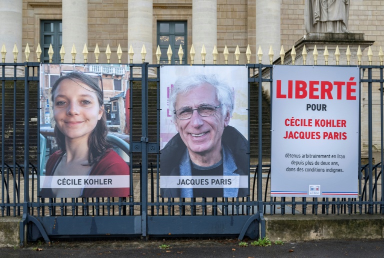 Portraits des enseignants Cécile Kohler et Jacques Paris, le 11 mars 2026 à Paris sur les grilles de l'Assemblée nationale