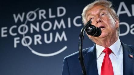 Le président américain Donald Trump s'exprime lors d'une réception en marge du sommet de Davos, en Suisse, le 21 janvier 2026