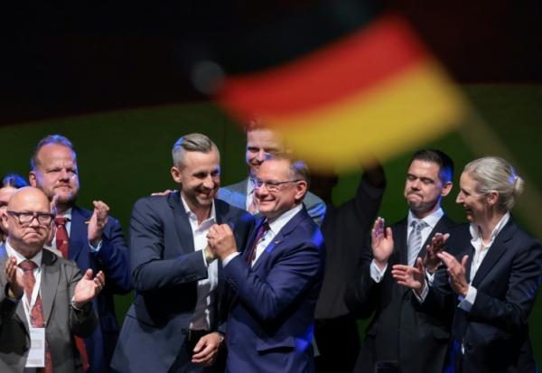 Ulrich Siegmund (3e g), tête de liste du parti d'extrême droite Alternative pour l'Allemagne (AfD) pour les élections régionales en Saxe-Anhalt, félicité par le coprésident de l'AfD Tino Chrupalla (c) et la coprésidente Alice Weidel (d) lors de la soirée électorale du parti à Magdebourg, dans l'est de l'Allemagne, le 6 septembre 2026