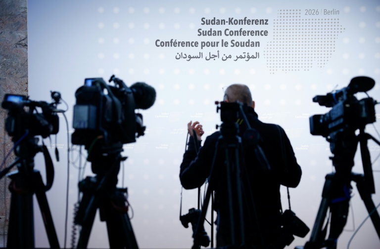 Des caméras de télévision installées devant le logo de la troisième conférence internationale sur le Soudan, à l'entrée du ministère des Affaires étrangères à Berlin, le 15 avril 2026