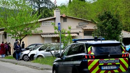 Un véhicule de la gendarmerie en patrouille près de la mosquée de la Grand-Combe, le 27 avril 2025 dans le Gard