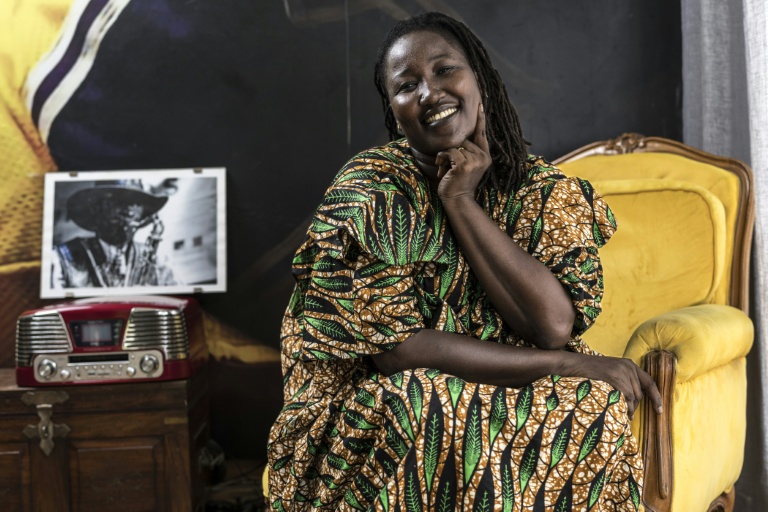 La chanteuse Korka Dieng, membre du légendaire groupe Orchestra Baobab, à Dakar, le 29 septembre 2026 au Sénégal
