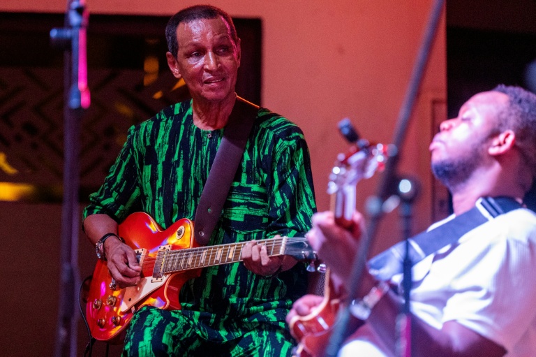 Le guitariste Yahya Fall membre du groupe Orchestra Baobab, se produit au club Just For You, le 27 septembre 2026 à Dakar, au Sénégal