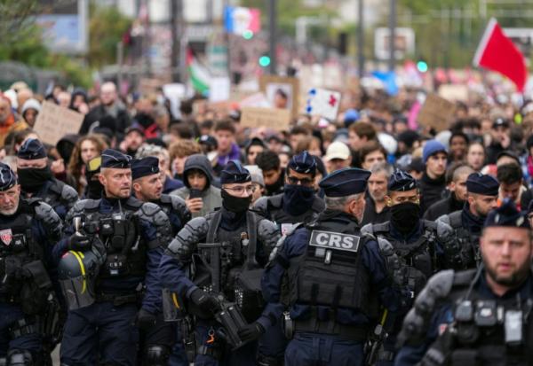 Devant le cortège de manifestants pour le pouvoir d'achat et les services publics à Paris, le 24 octobre 2026