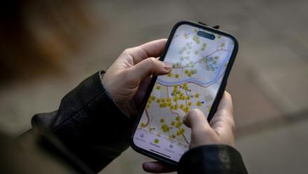 Ruta Gaskauskaite présente sur son téléphone une application qui permet aux utilisateurs de trouver les abris les plus proches, à Vilnius, le 28 mai 2026, en Lituanie
