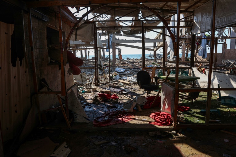 Photo montrant les dégâts au café Al-Baqa, dévasté par une frappe israélienne sur le front de mer à Gaza-ville le 30 juin 2025