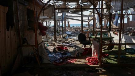 Photo montrant les dégâts au café Al-Baqa, dévasté par une frappe israélienne sur le front de mer à Gaza-ville le 30 juin 2025